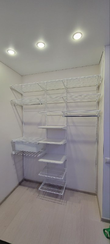 Белая угловая гардеробная с выдвижными корзинами, ~2,4×2,2 м, фото 4
