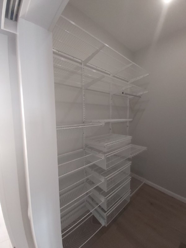 Белая угловая гардеробная с выдвижными корзинами, ~1,5×2,1 м, фото 1