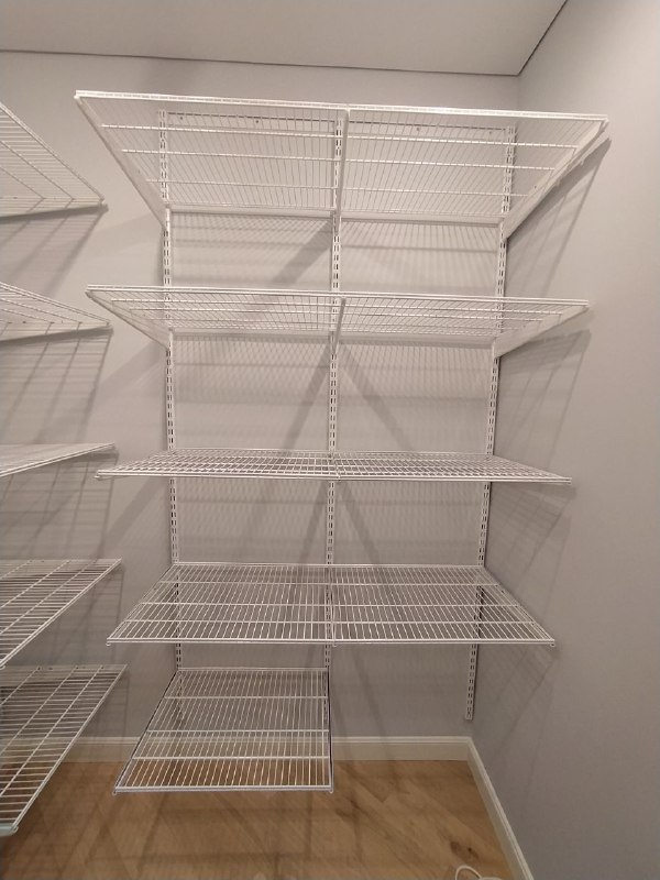 Белая угловая гардеробная с выдвижными корзинами, ~1,5×1,7 м, фото 1