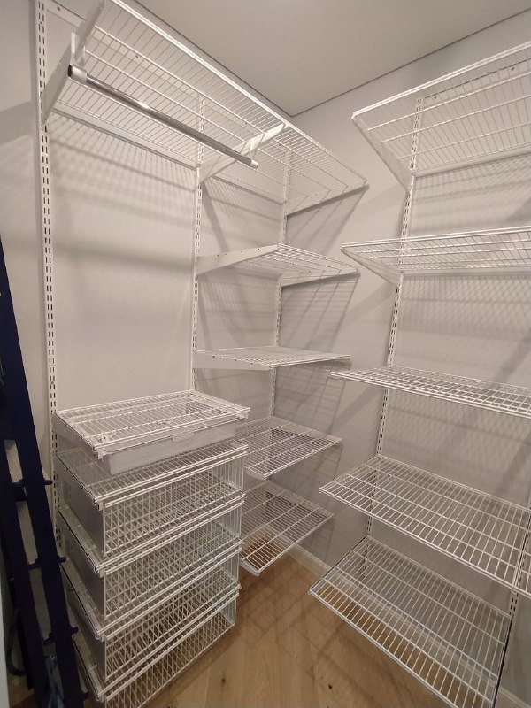 Белая угловая гардеробная с выдвижными корзинами, ~1,5×1,7 м, фото 2