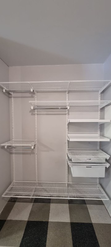 Белая угловая гардеробная с выдвижными корзинами, ~2×1,3 м, фото 1