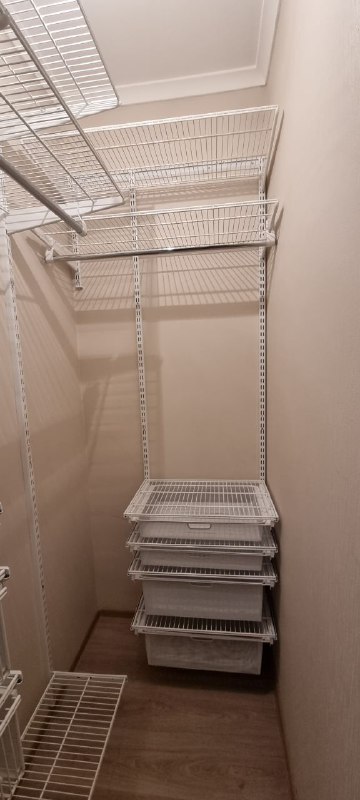 Белая угловая гардеробная с выдвижными корзинами, ~0,9×1,5 м, фото 1