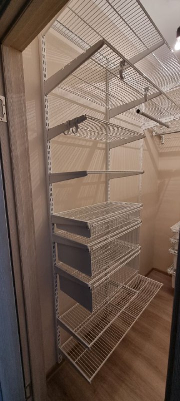 Белая угловая гардеробная с выдвижными корзинами, ~0,9×1,5 м, фото 2