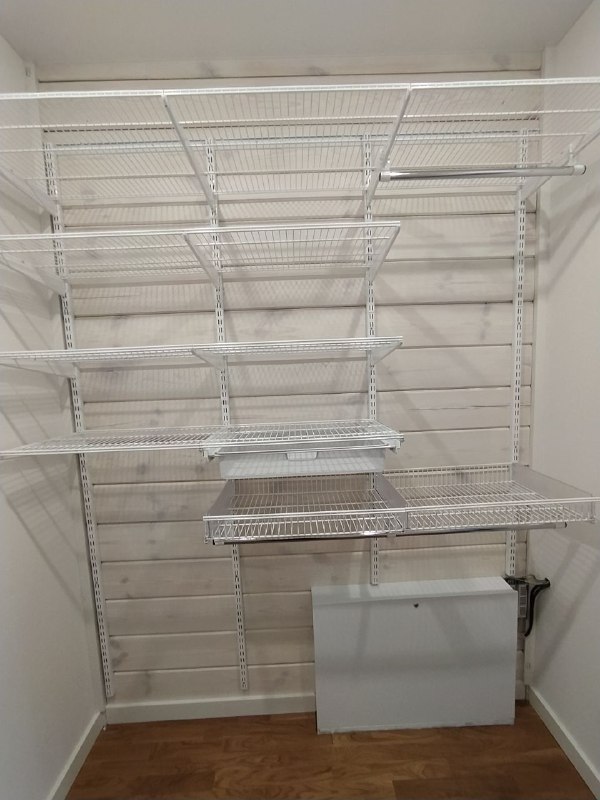 Белая угловая гардеробная с выдвижными корзинами, ~2,1×2,3 м, фото 1