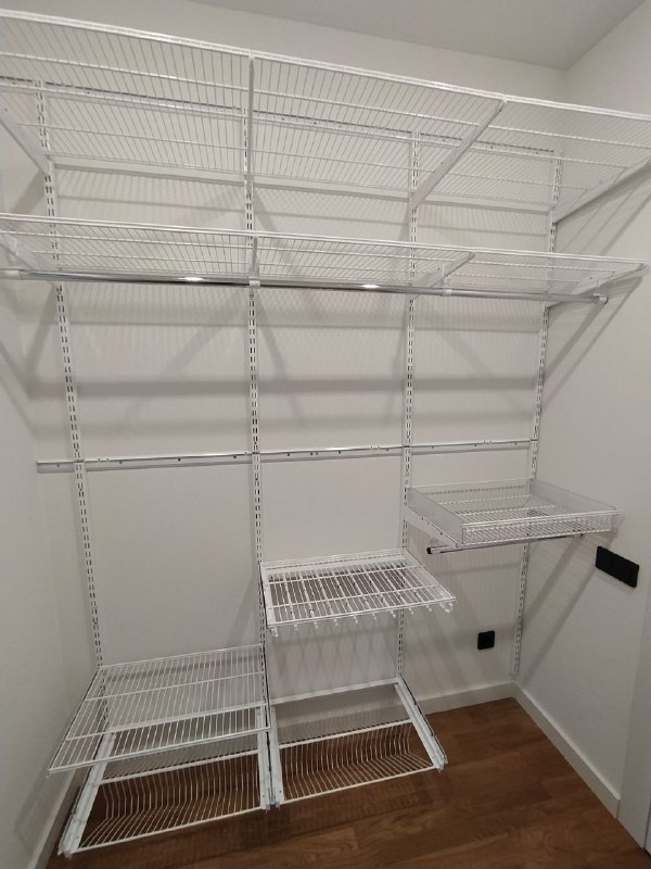 Белая угловая гардеробная с выдвижными корзинами, ~2,1×2,3 м, фото 2