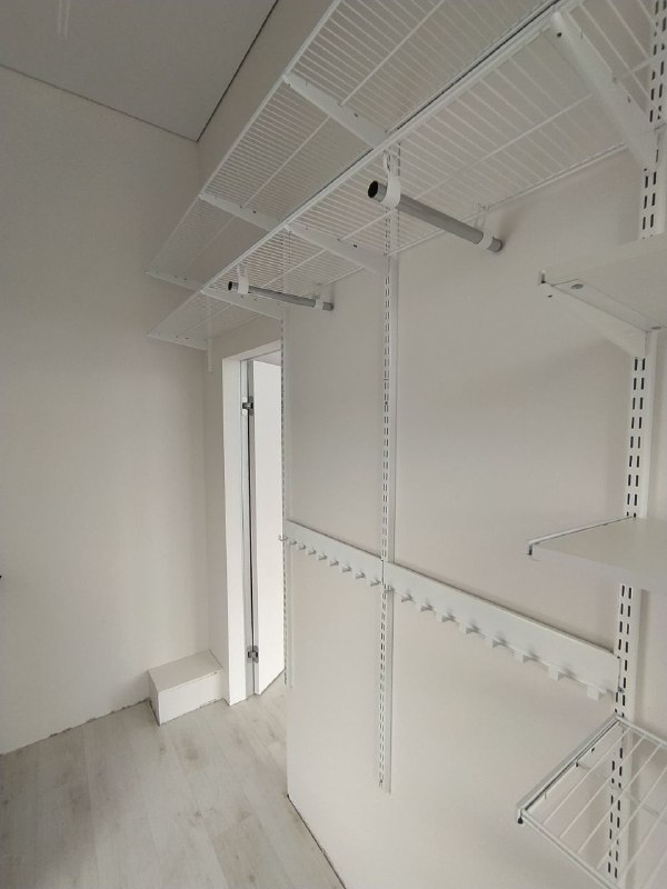 Белая угловая гардеробная с выдвижными корзинами, ~3,2×2,5 м, фото 1