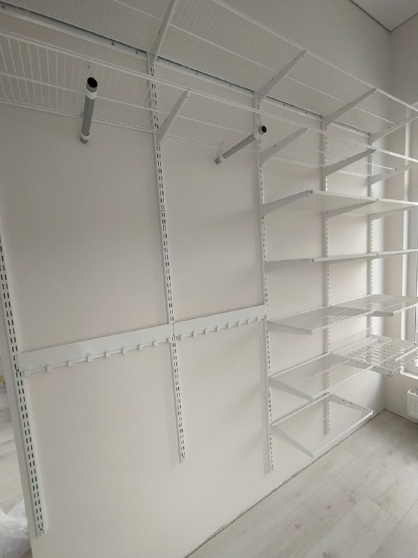 Белая угловая гардеробная с выдвижными корзинами, ~3,2×2,5 м, фото 2