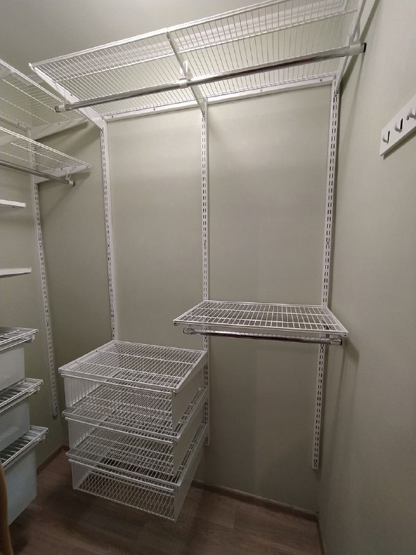Белая угловая гардеробная с выдвижными корзинами, ~1,8×1,5 м, фото 1