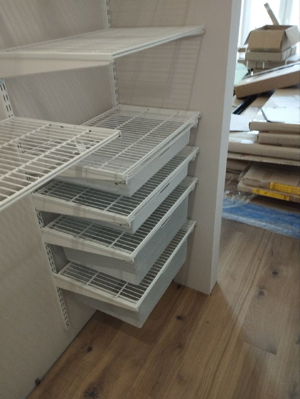 Белая угловая гардеробная с выдвижными корзинами, ~1,5×2 м, фото 1