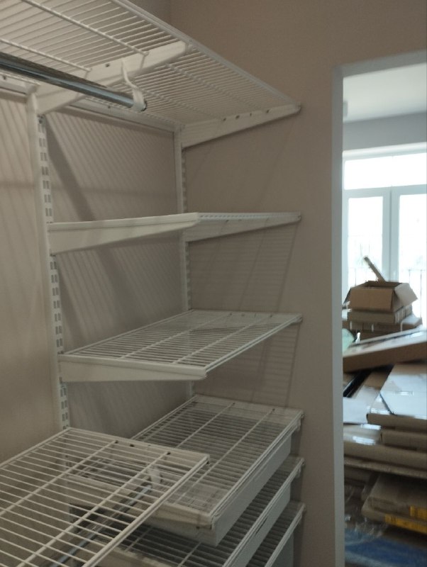 Белая угловая гардеробная с выдвижными корзинами, ~1,5×2 м, фото 2