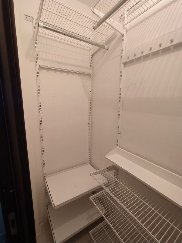 Белая угловая гардеробная с выдвижными корзинами, ~1,2×1,2 м, фото 1