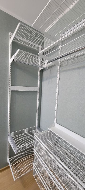 Белая угловая гардеробная с выдвижными корзинами, ~1,8×1,5 м, фото 1