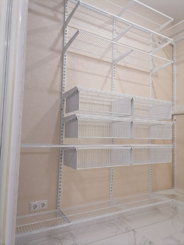 Белая угловая гардеробная с выдвижными корзинами, ~1,8×2 м, фото 1