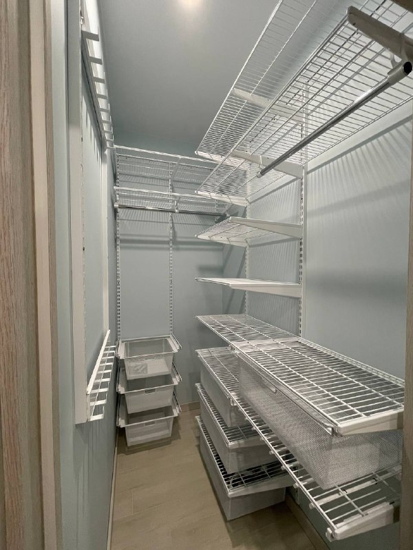 Белая угловая гардеробная с выдвижными корзинами, ~1,2×2 м, фото 1