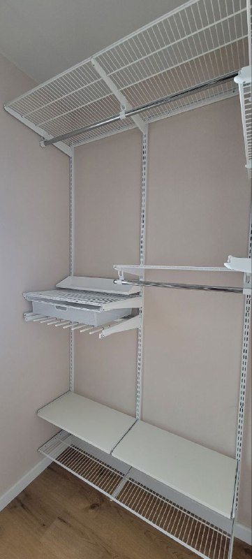 Белая угловая гардеробная с выдвижными корзинами, ~1,2×1,5 м, фото 1