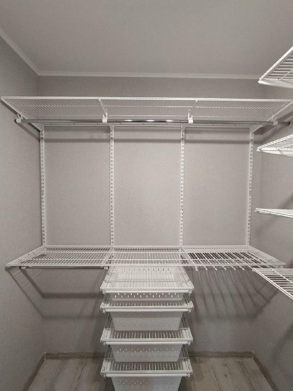 Белая угловая гардеробная с выдвижными корзинами, ~2,1×1,5 м, фото 2