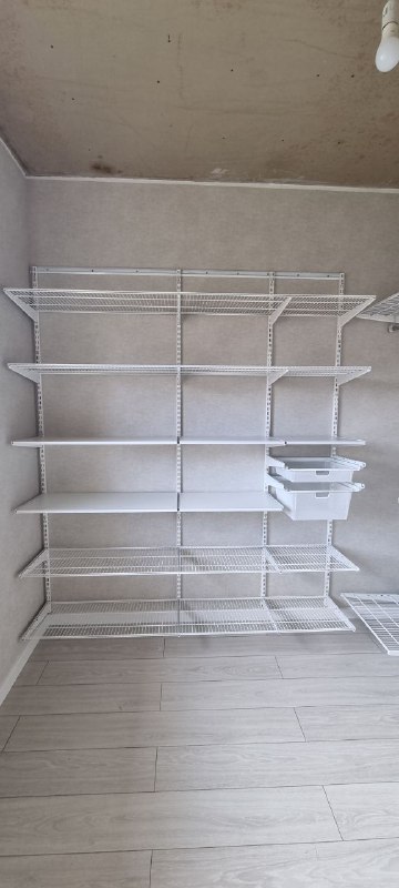 Белая угловая гардеробная с выдвижными корзинами, ~2,4×2,2 м, фото 1