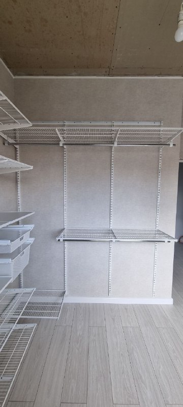 Белая угловая гардеробная с выдвижными корзинами, ~2,4×2,2 м, фото 2