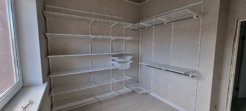 Белая угловая гардеробная с выдвижными корзинами, ~2,4×2,2 м, фото 3