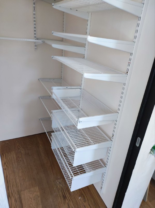 Белая угловая гардеробная с выдвижными корзинами, ~0,9×1,4 м, фото 2