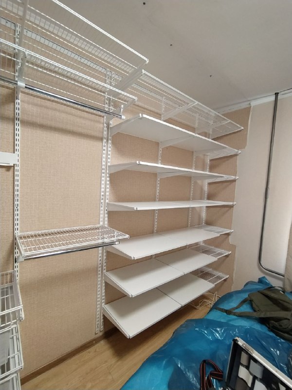 Белая угловая гардеробная с выдвижными корзинами, ~2,4×1,8 м, фото 1