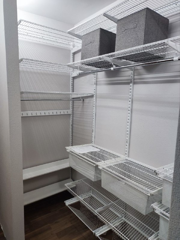 Белая угловая гардеробная с выдвижными корзинами, ~2,7×1,8 м, фото 1