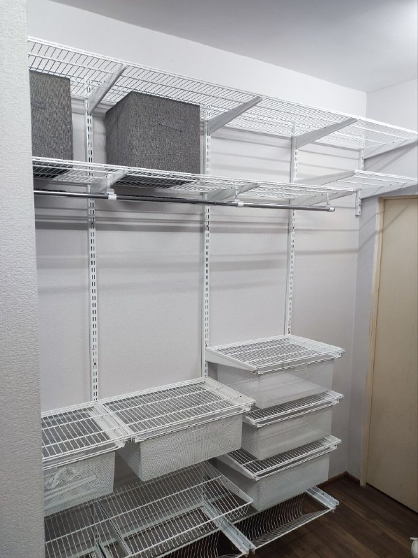 Белая угловая гардеробная с выдвижными корзинами, ~2,7×1,8 м, фото 2