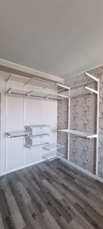 Белая угловая гардеробная с выдвижными корзинами, ~2×2,5 м, фото 1
