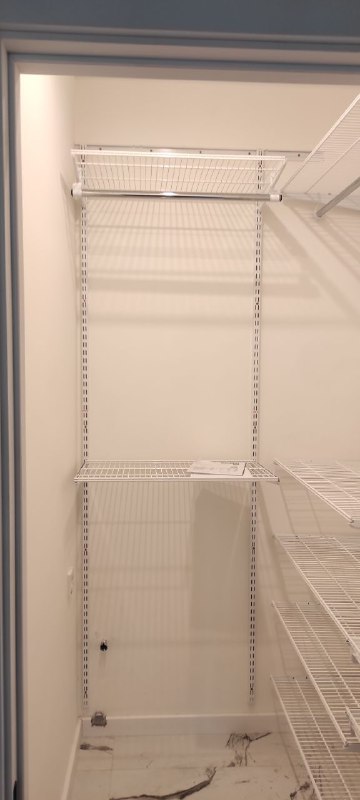 Белая угловая гардеробная с выдвижными корзинами, ~1,8×2 м, фото 1