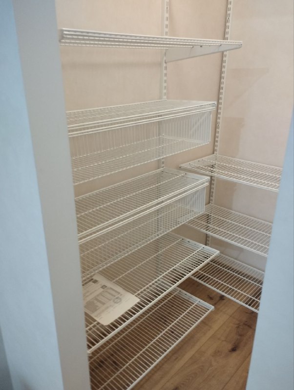 Белая угловая гардеробная с выдвижными корзинами, ~1,8×1,2 м, фото 1