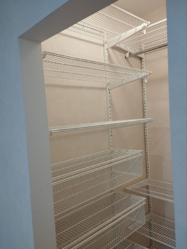 Белая угловая гардеробная с выдвижными корзинами, ~1,8×1,2 м, фото 2