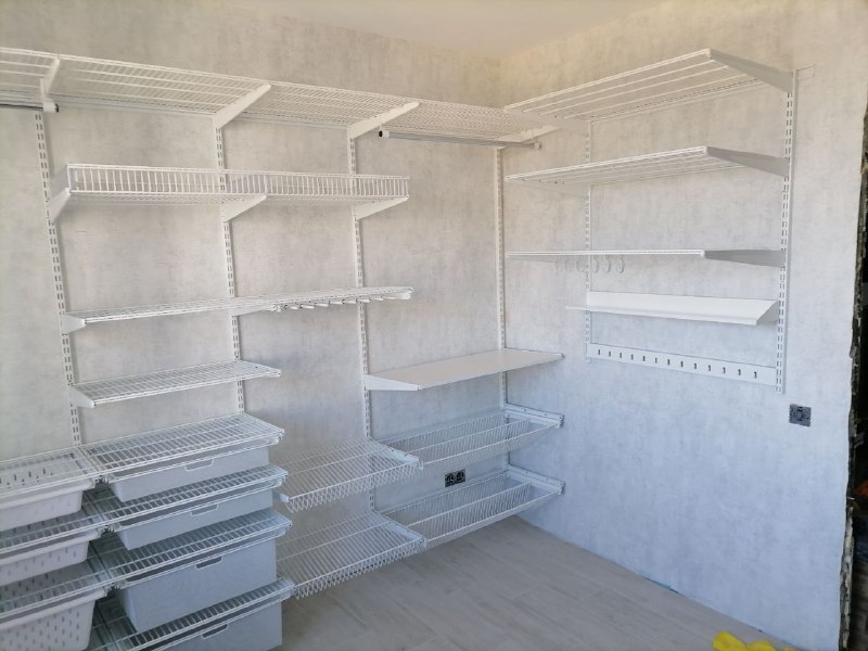 Белая угловая гардеробная с выдвижными корзинами, ~2,8×2,1 м, фото 1