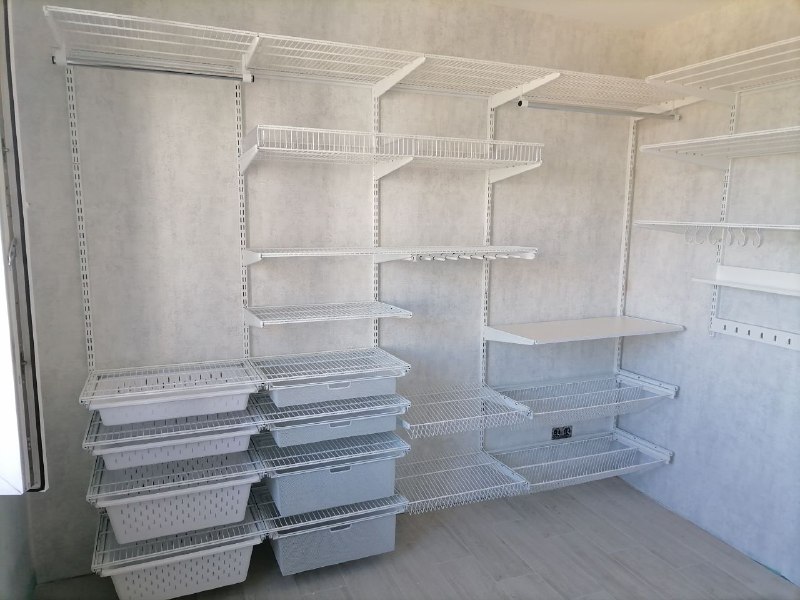 Белая угловая гардеробная с выдвижными корзинами, ~2,8×2,1 м, фото 3