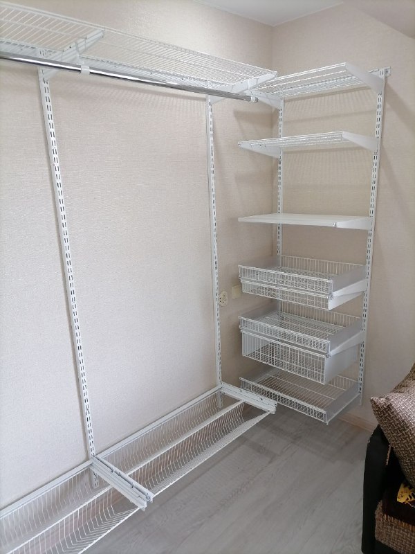 Белая угловая гардеробная с выдвижными корзинами, ~2,7×1,8 м, фото 1