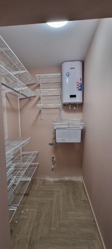 Белая угловая гардеробная с выдвижными корзинами, ~1,3×2,2 м, фото 1