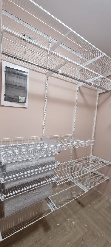 Белая угловая гардеробная с выдвижными корзинами, ~1,3×2,2 м, фото 2