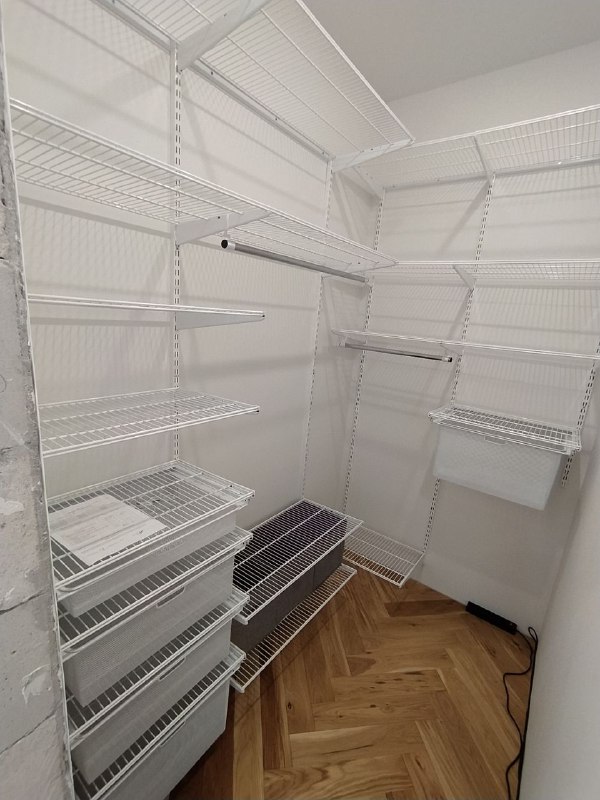 Белая угловая гардеробная с выдвижными корзинами, ~1,7×2 м, фото 1