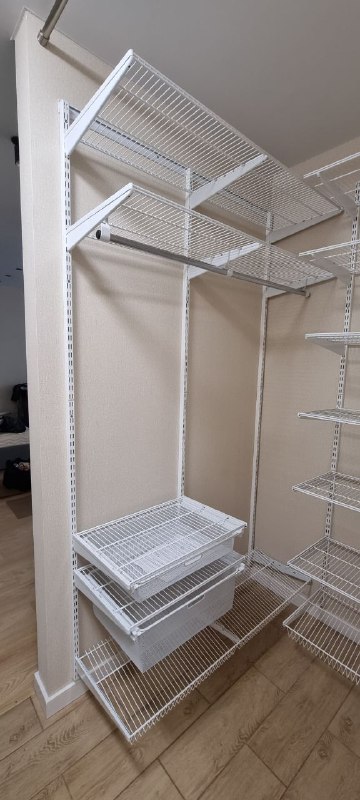 Белая угловая гардеробная с выдвижными корзинами, ~1,8×0,9 м, фото 1