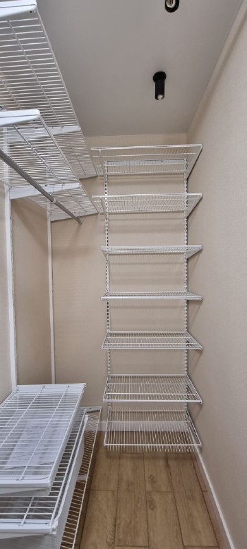 Белая угловая гардеробная с выдвижными корзинами, ~1,8×0,9 м, фото 2