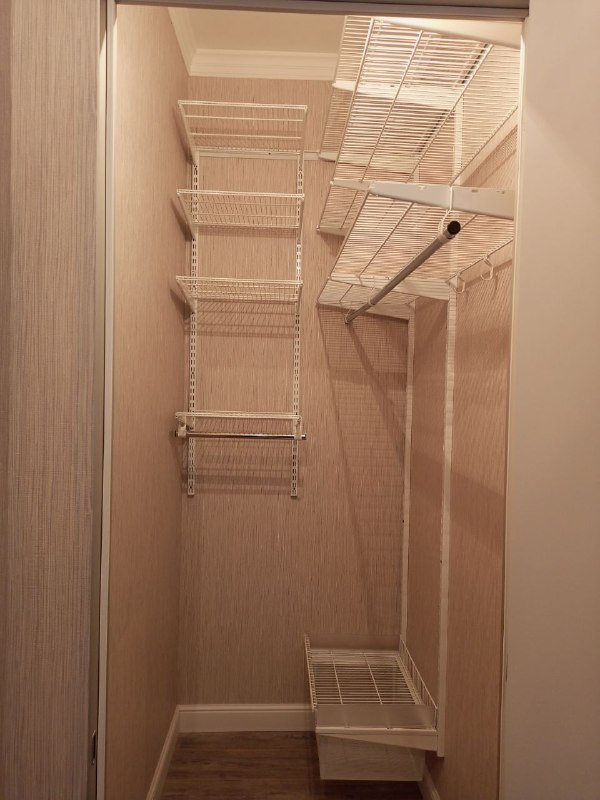 Белая угловая гардеробная с выдвижными корзинами, ~1,1×1,6 м, фото 1
