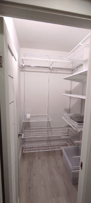 Белая угловая гардеробная с выдвижными корзинами, ~1,2×1,5 м, фото 1