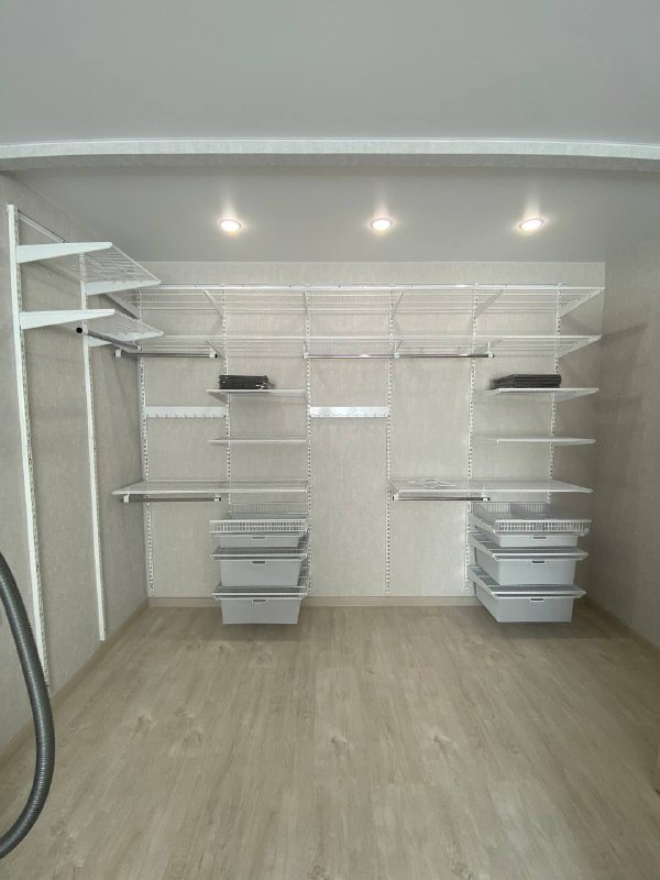 Белая угловая гардеробная с выдвижными корзинами, ~3,1×2,4 м, фото 1