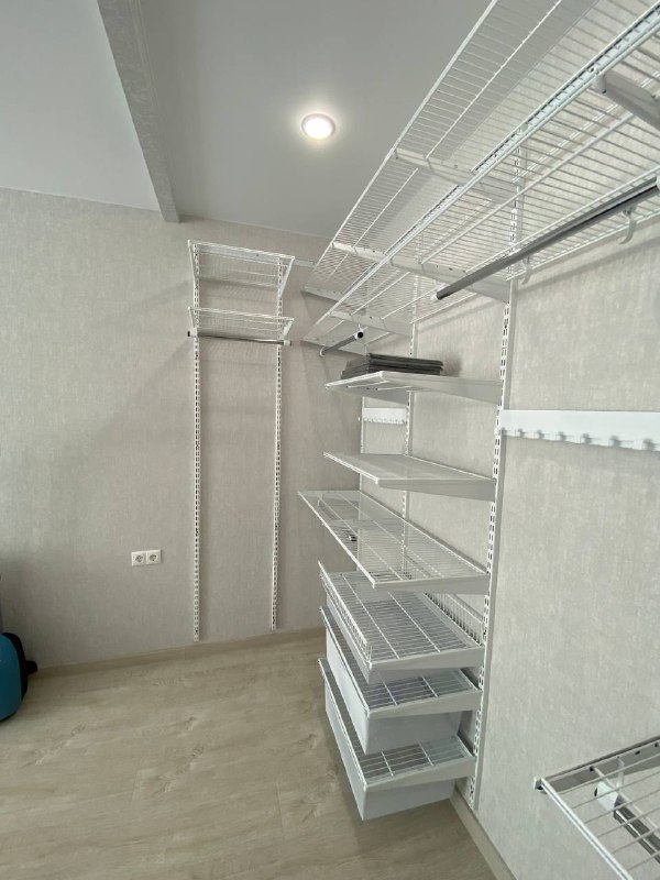 Белая угловая гардеробная с выдвижными корзинами, ~3,1×2,4 м, фото 2
