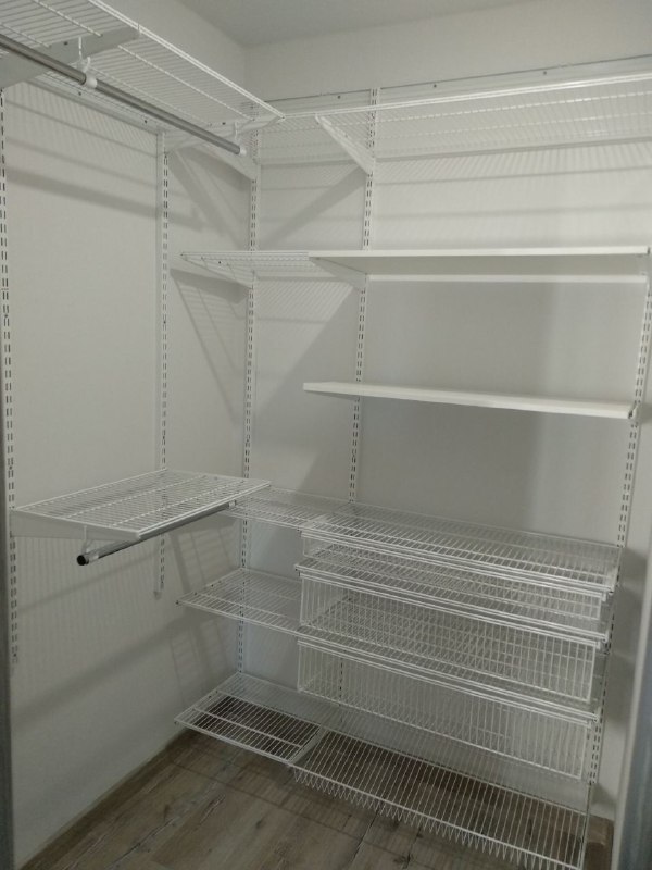 Белая угловая гардеробная с выдвижными корзинами, ~1,4×1,4 м, фото 1