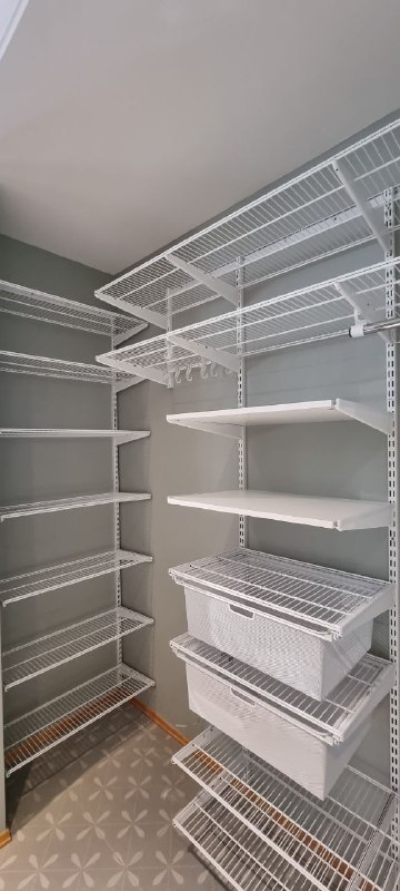 Белая угловая гардеробная с выдвижными корзинами, ~2,1×1,5 м, фото 1