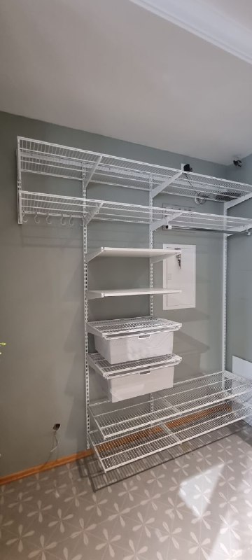 Белая угловая гардеробная с выдвижными корзинами, ~2,1×1,5 м, фото 2