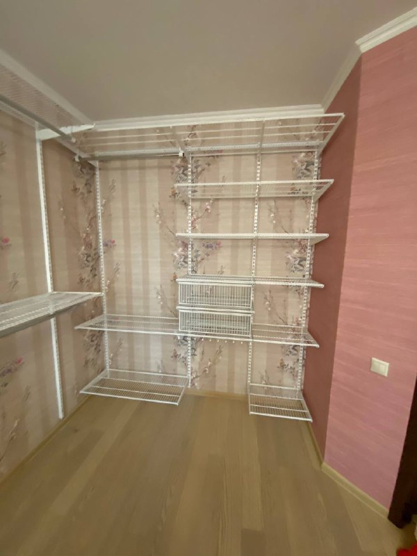 Белая угловая гардеробная с выдвижными корзинами, ~2,2×2,5 м, фото 1