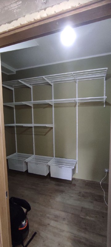 Белая угловая гардеробная с выдвижными корзинами, ~2,5×2 м, фото 1