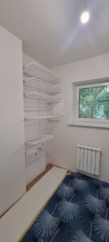 Белая угловая гардеробная с выдвижными корзинами, фото 2