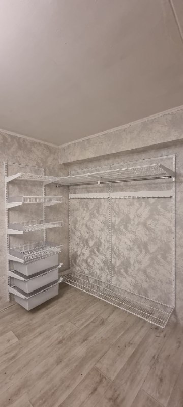 Белая угловая гардеробная с выдвижными корзинами, ~2,4×2,2 м, фото 1